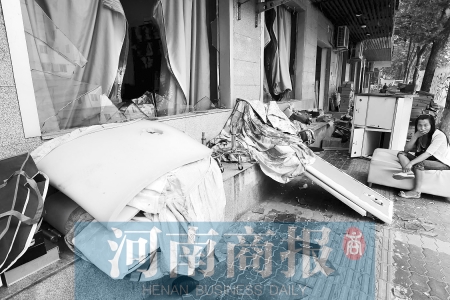 　多間臨街商鋪夜間被砸，店里的沙發(fā)、貨品等被搬到了戶外  侯建勛/攝