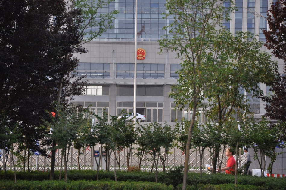 　　圖為魏都區(qū)政府門前的國徽和隱約的“為人民服務”字樣。來源：光明網(wǎng)