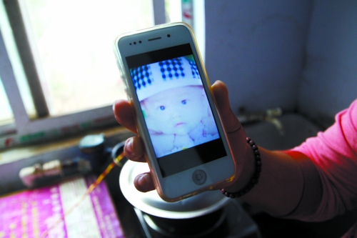 兒子過去的照片，她一直存在手機(jī)里