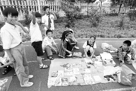 小學(xué)生當(dāng)?shù)財偫习澹瑪[起攤來也很專業(yè)