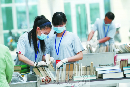 工作人員正在忙著整理書籍,逐一登記、歸類。