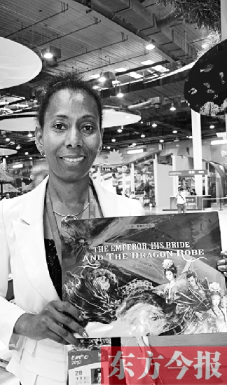 桑麗莎的童話書《皇帝、新娘與龍袍》在上海世博會(huì)加勒比聯(lián)合館與中國(guó)讀者見面 資料圖片