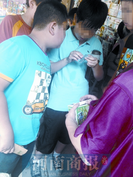 小賣鋪內(nèi)，孩子們圍在一起查看“中獎(jiǎng)”情況