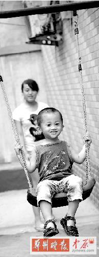 張麗梅說，兒子的每張笑臉，都會(huì)讓自己看到希望。