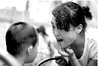 　張麗梅的發(fā)音吐字并不清晰。但她每次教兒子練習(xí)，都力求做到“聲情并茂”。