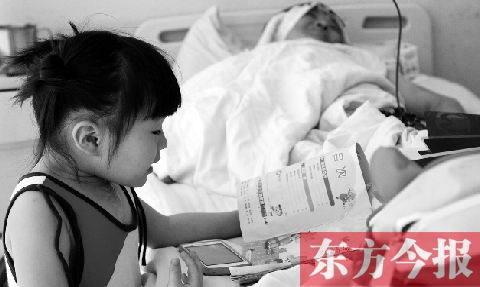 　昨天上午，鄭州市骨科醫(yī)院病房內(nèi)，李剛躺在病床上，女兒嘟嘟在安靜地看書