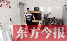 男廁中擺放的電視機(jī)、柜子、自行車(chē)等物品