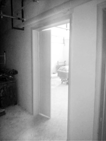 原有的太平間被扒了，又新建了一個(gè)