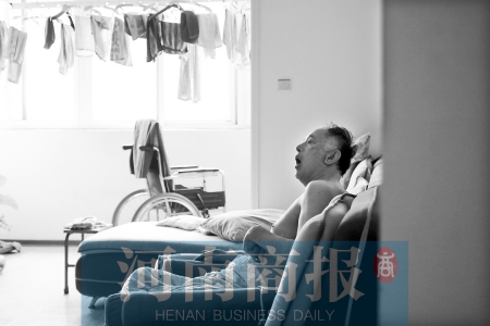 金老先生因偏癱生活不能自理，鄰居說，平時(shí)經(jīng)常看到護(hù)工和老人的弟弟前來照顧 實(shí)習(xí)生 唐韜/攝