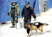 排爆專家、警犬在現(xiàn)場待命。