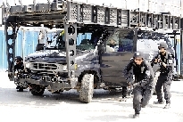 特警的突擊車到達現(xiàn)場。