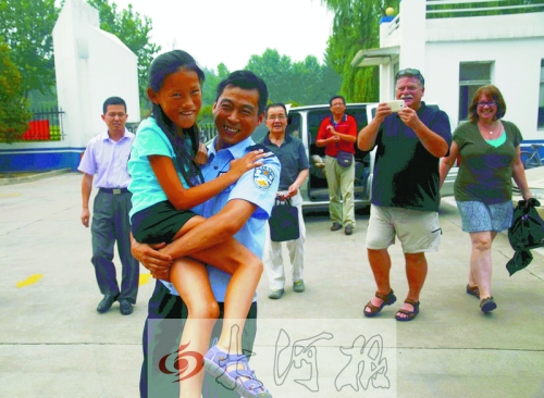 黨心松一行人剛下車(chē)，楊衛(wèi)軍就一把抱起了她，流露出幸福的笑容，不遠(yuǎn)處史蒂夫拍照銘記這一刻。
