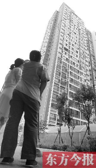 鄭州一小男孩被獨自撇家 19樓高層喊“救命” 鄭州一小男孩被獨自撇家 19樓高層喊“救命”