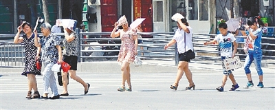  街頭，遮擋陽光是一門“技術活”。