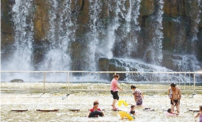 能玩水的地方，人一定多。