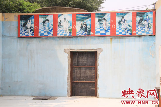 在鄭州市動(dòng)物園內(nèi)的海獅館內(nèi)，隨處可見游客與動(dòng)物合影的宣傳畫。