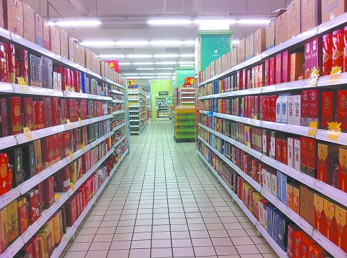 商場(chǎng)里賣的酒，銷售人員稱都是純糧酒，而專家稱，中、低檔酒用酒精和各種添加劑勾兌的情況并不鮮見(jiàn)。