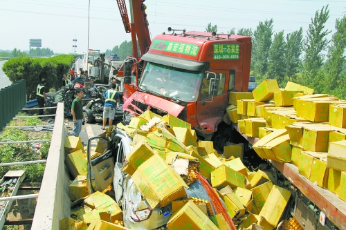 大貨車(chē)旁邊的海馬轎車(chē)被雞蛋砸中，車(chē)上兩人逃脫及時(shí)，僅受輕傷。