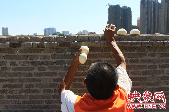 圖為老王在取曬干的饅頭。