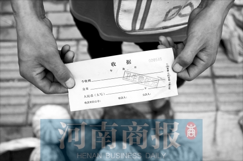 百花路附近的瓜農(nóng)宋師傅交完衛(wèi)生費(fèi)后收到一張收據(jù)，但沒有收款單位