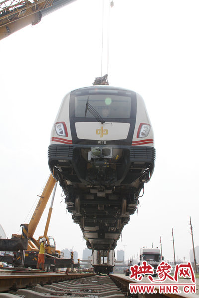 第一節(jié)車(chē)廂被調(diào)離鐵軌