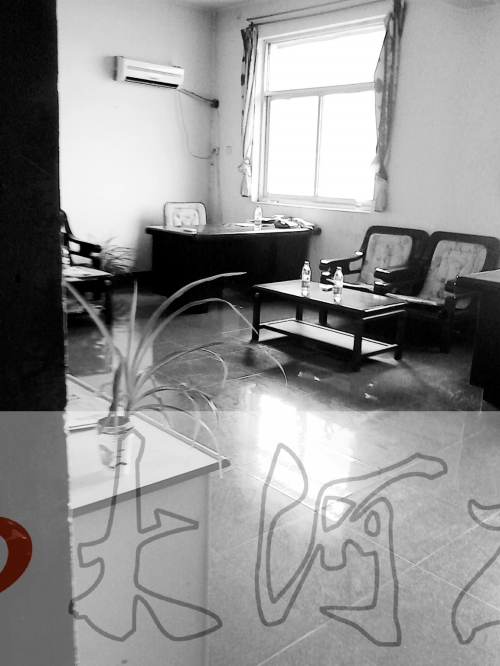 上班時(shí)間，這間辦公室內(nèi)卻空無一人。