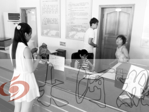 鄭州市人才交流服務(wù)中心二樓大廳，剛畢業(yè)大學(xué)生咨詢政策，工作人員卻在若無其事地玩手機(jī)。