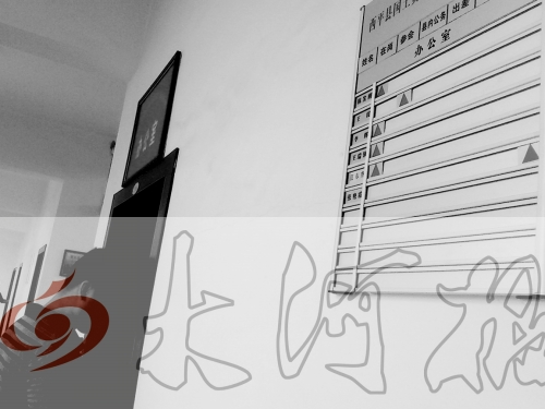 　7月4日上午，西平縣國土局辦公室門口在崗牌子高高掛，但里面空無一人。