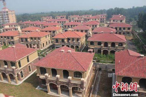 在鄭州市惠濟(jì)區(qū)花園口鎮(zhèn)申莊村的黃河岸邊，這處豪華別墅群蔚為壯觀。侯偉勝 攝