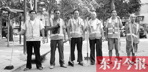 昨天下午6點，6名環(huán)衛(wèi)工人相伴乘坐B1返回27公里外的花園口村。