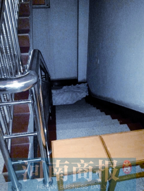 昨晚7點多，女孩的尸體還未移走 見習記者 姬中貴/攝