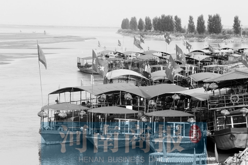 這些出航的船只，都沒(méi)有相關(guān)資質(zhì) 記者 王春勝/攝