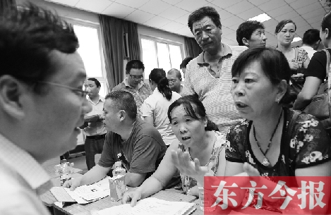 帶著孩子小升初的諸多疑問，眾多家長（右）向教育部門咨詢