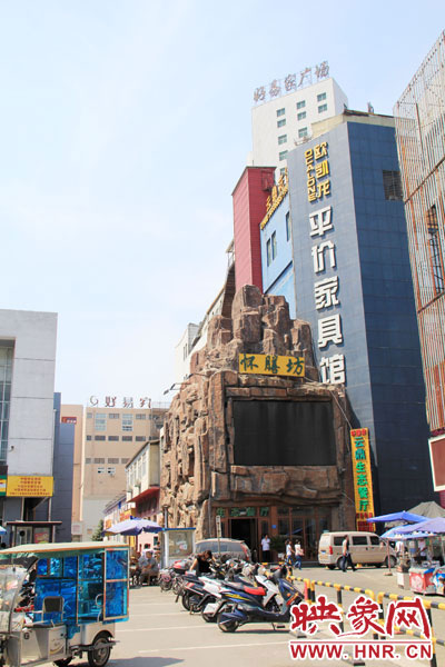 在該酒店一層的入口處，屹立著一座4層樓高的假山，氣勢雄偉。