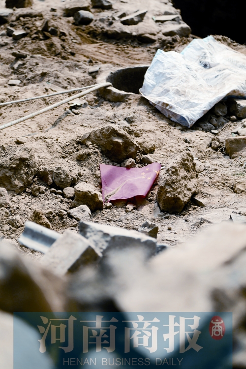 　　孩子墜井前，手里拿著國(guó)旗，邊走邊玩……