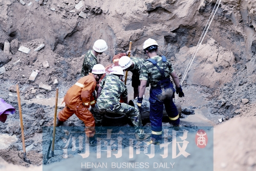 　　7個(gè)多小時(shí)的奮力救援，也沒(méi)能救回這個(gè)孩子