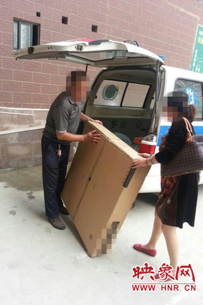 工作人員正在搬卸家具。