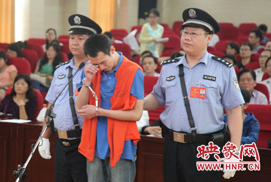 庭審現(xiàn)場(chǎng)，幾度流下淚水的小偉，后悔當(dāng)初太過(guò)沖動(dòng)。魏海勇-攝