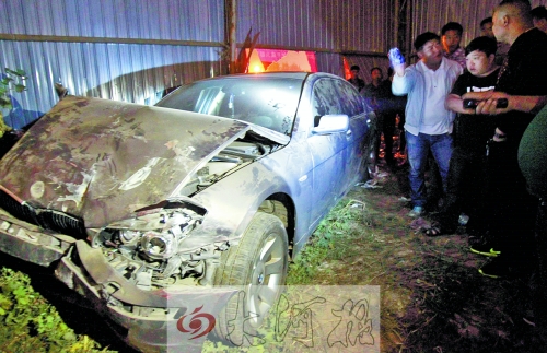 新鄭寶馬連撞兩車后沖進(jìn)戲臺(tái)邊人群致1死7傷 新鄭寶馬連撞兩車后沖進(jìn)戲臺(tái)邊人群致1死7傷