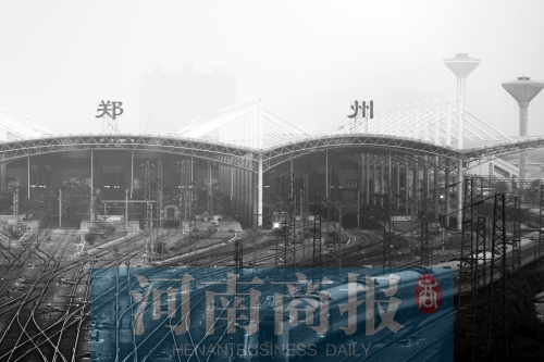 從解放路立交向南望去，火車(chē)站南側(cè)一座高樓在霧霾中若隱若現(xiàn)