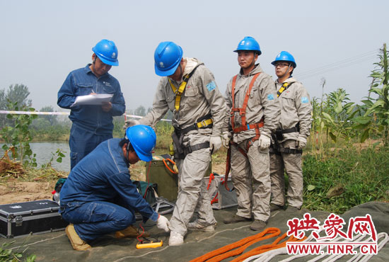 “弟兄們”每次上塔作業(yè)，樊建軍都要認(rèn)真核對(duì)檢查，不容一絲失誤出現(xiàn)。