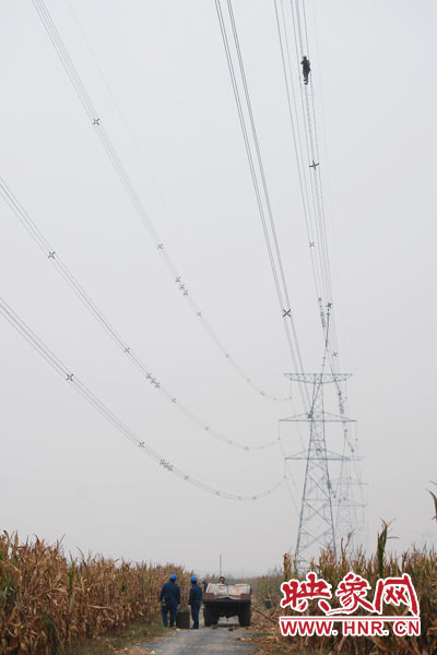 樊建軍自已笑稱，他們更像是一群“高空舞者”。