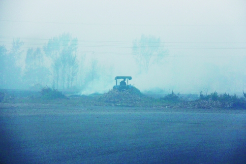 　9月底，南陽市社旗縣一處秸稈焚燒現(xiàn)場。此次督察通報(bào)，該縣被罰款9萬元。