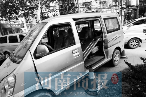 　面包車的后座上，放著被掰掉的車門