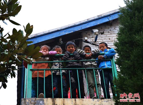 對(duì)于記者的到來(lái)，孩子們充滿了好奇