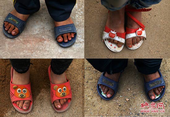 山里的溫度已經(jīng)很低了，有些孩子還是光腳穿著拖鞋。
