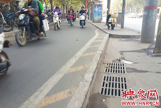 非機(jī)動車變向處有多條碰撞痕跡