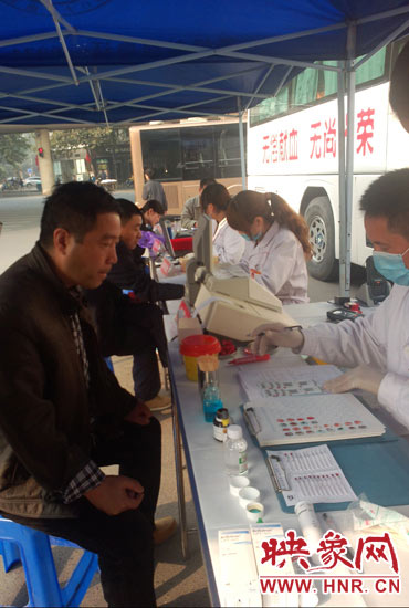 上午10時許，幾位市民在河南省人民會堂門口獻血