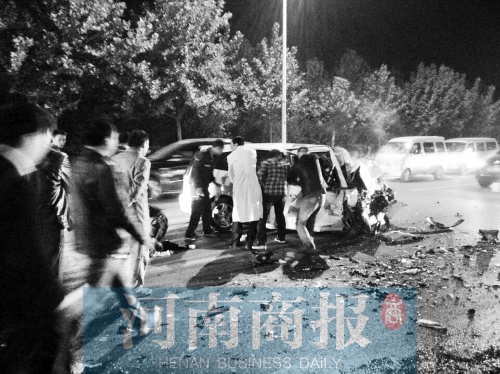 慘劇現(xiàn)場(chǎng)，眾人紛紛上前施救，有人拉住變形的車(chē)門(mén)，為傷者爭(zhēng)取救援時(shí)間