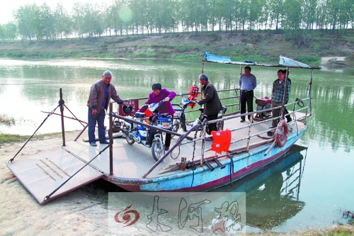 18年來(lái)，盛衛(wèi)川堅(jiān)持每日如此，為河兩岸的人擺渡。